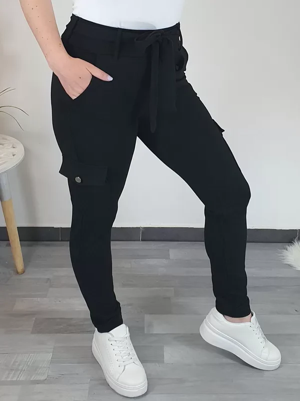 HLAČE Z ŽEPI NAOMI ČRNE