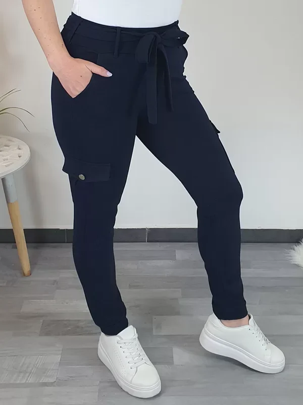 HLAČE Z ŽEPI NAOMI TEMNO MODRE