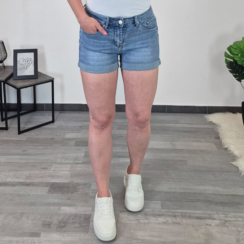 20240530_111956 KRATKE PUSH UP JEANS HLAČE M7322 - slika 1